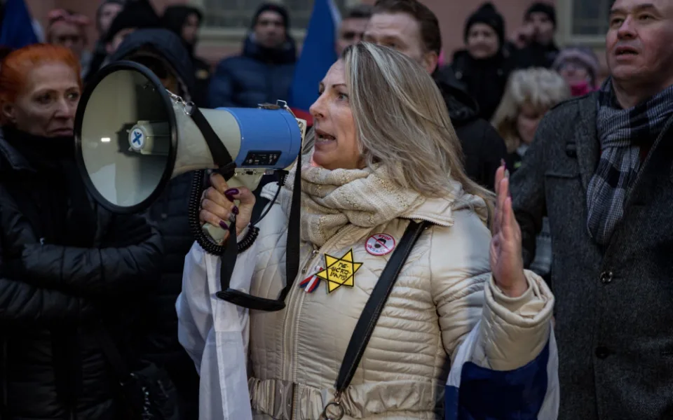 FOTO: „Neočkovaný“. Demonstranti včera na protestu v Praze kritizovali omezení proti covidu