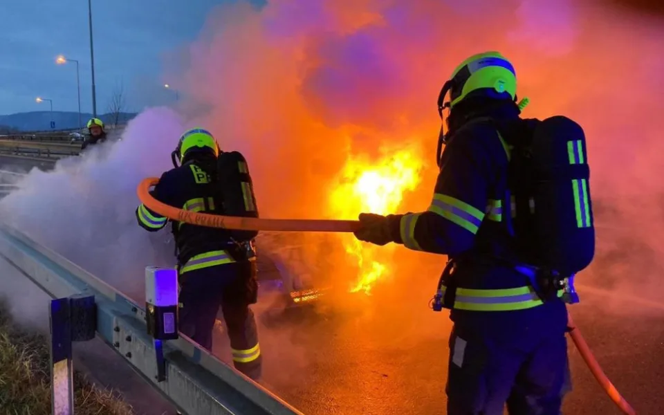 FOTO, VIDEO: U Radotínského mostu hořelo auto. Hasiči požár rychle zlikvidovali