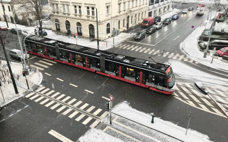 Meteorologové varují před náledím. Sněžit by mělo celý den