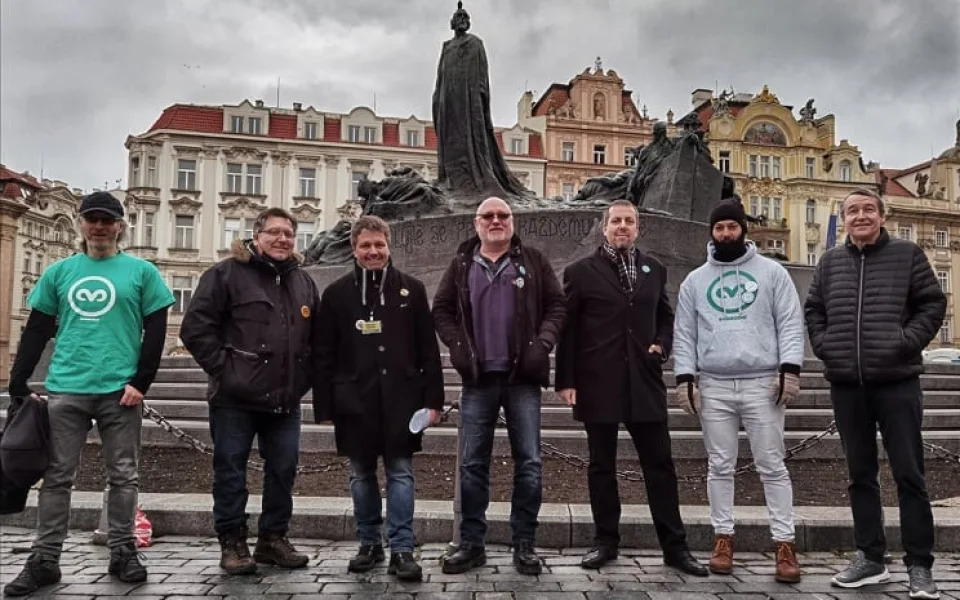 Zastupitel Prahy 6 Dočekal moderoval demonstraci na Staromáku. Opozice volá po jeho vyloučení