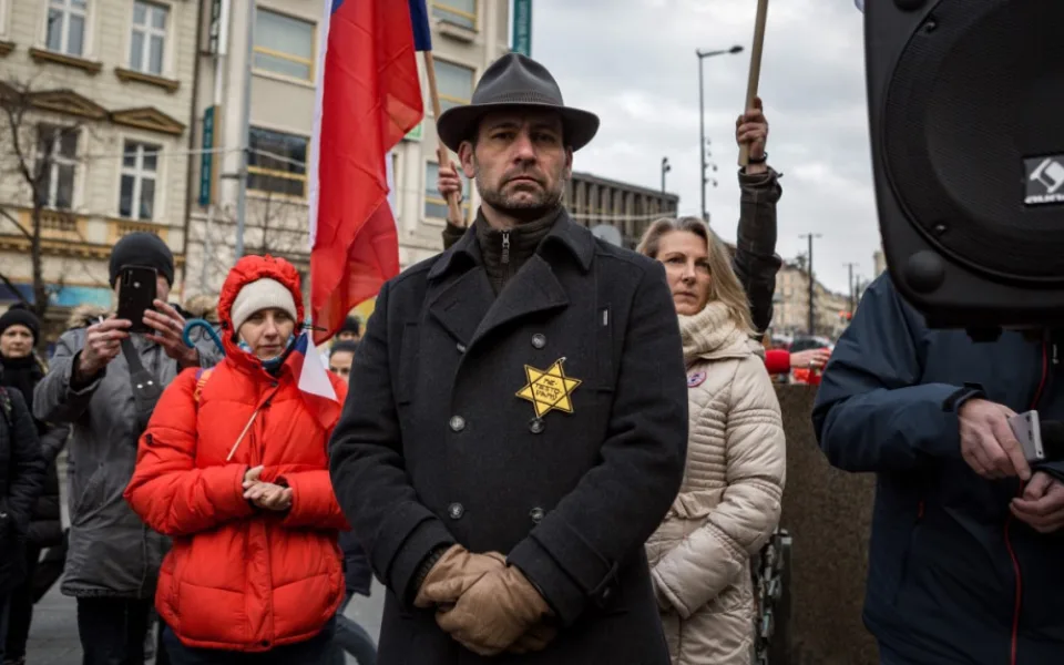 Demonstranti by se za zneužití židovské hvězdy měli omluvit, vyzývají představitelé církví