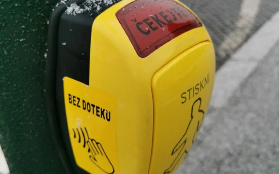 Bez doteku. Praha představila nové bezkontaktní tlačítko pro chodce