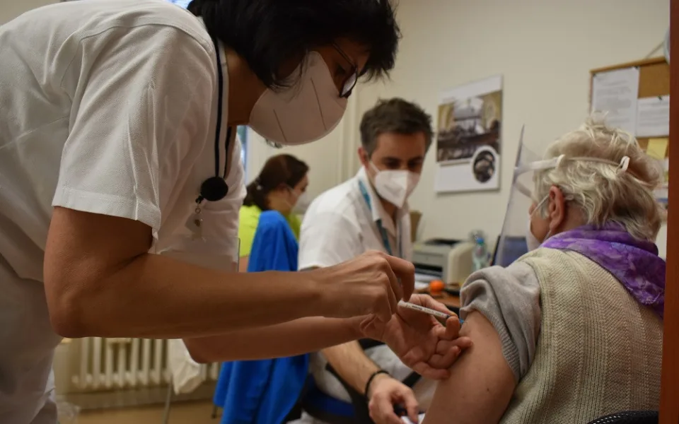 V centrech sociální péče v Praze 6 se ve spolupráci s ÚVN začalo očkovat proti koronaviru