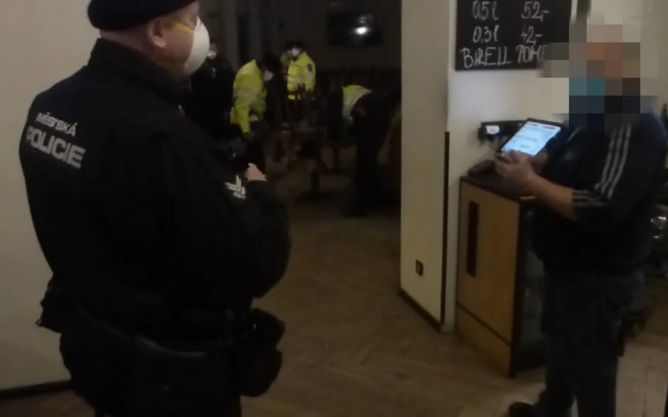 Šeberák není jediný. V centru Prahy měla otevřeno další restaurace, zvala lidi dovnitř