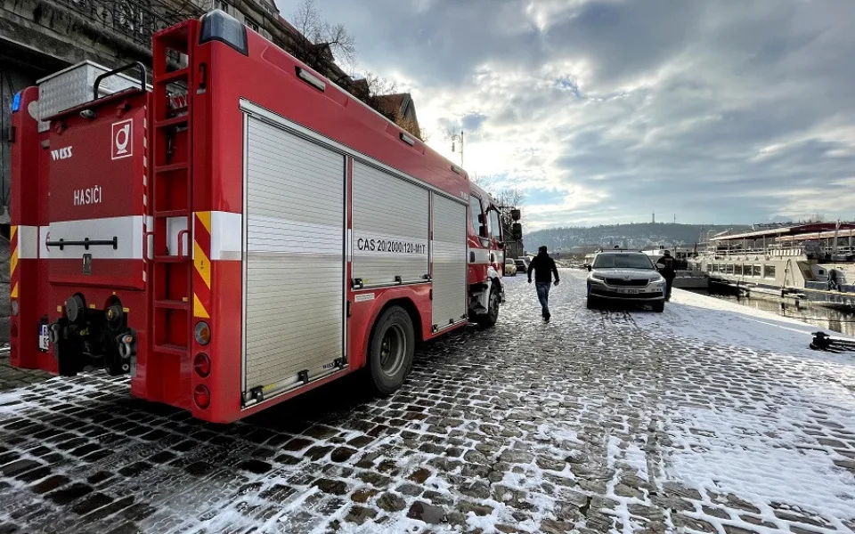 FOTO, VIDEO: Na Vltavě hořelo v podpalubí jednoho z parníku. Požár se podařilo rychle uhasit