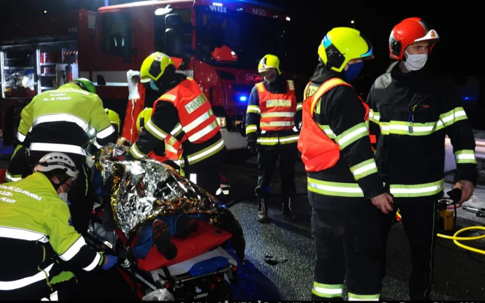 FOTO: Hasiči včera večer zasahovali u nehody u Průhonic. Jednoho člověka museli vyprostit