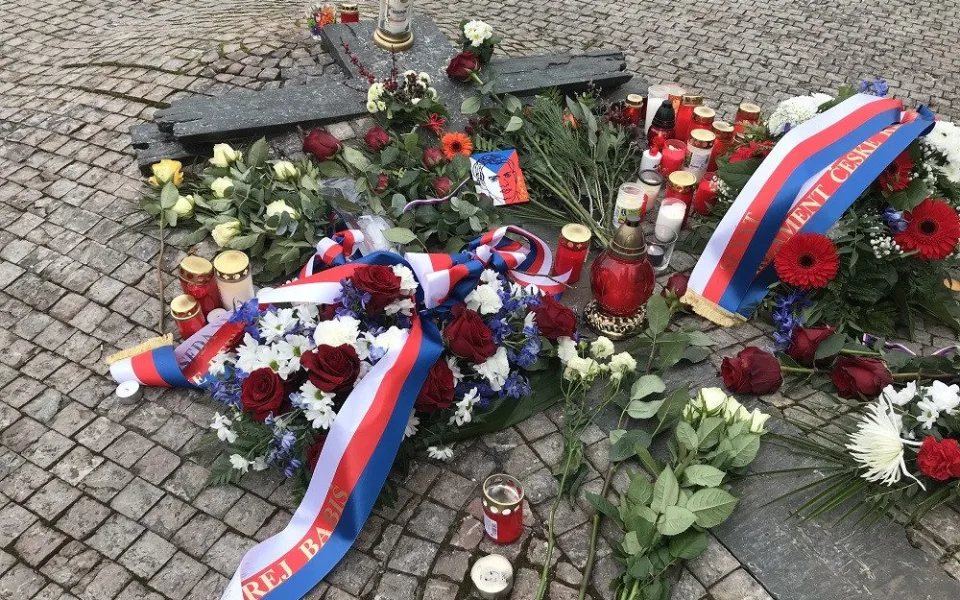 Památku Jana Palacha si včera před Národním muzeem připomněli předseda Senátu Vystrčil i premiér Babiš