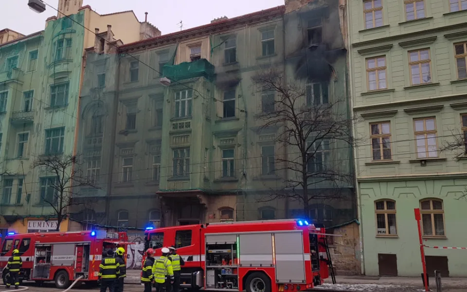 FOTO: V centru Prahy hořel dům. Požár zastavil tramvajový provoz