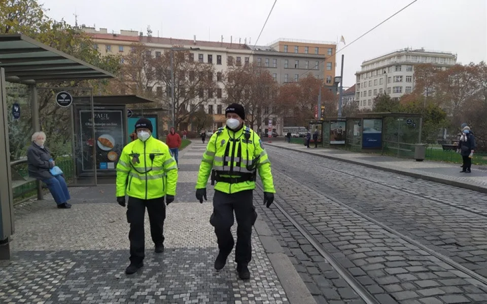 Pražští strážníci se budou cítit zase o něco bezpečněji. Dostanou nové neprůstřelné vesty