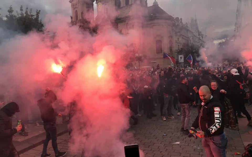 Zákroky policistů při demonstraci na Staroměstském náměstí byly podle inspekce oprávněné