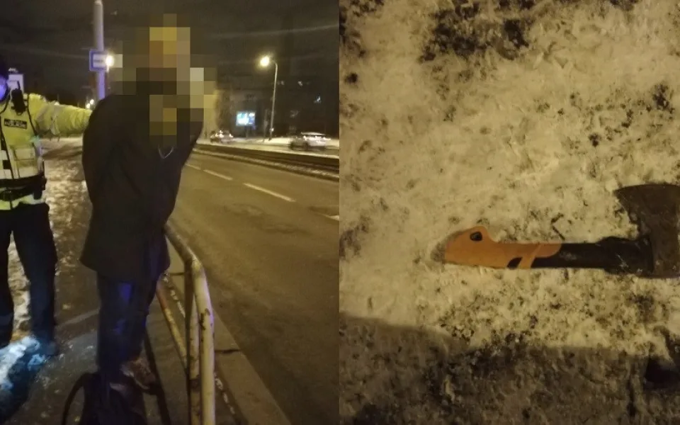 VIDEO: Muž cestoval tramvají se sekerou v ruce. Cestujícím vyhrožoval zabitím