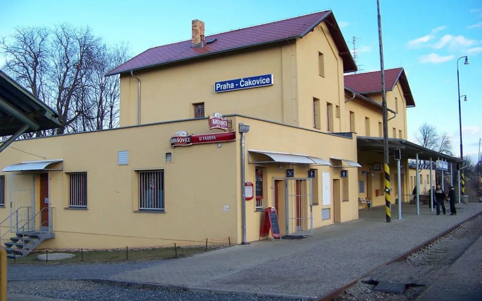1024px-Praha-Čakovice,_nádražní_budova