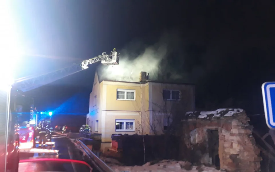 FOTO, VIDEO: V Praze hořel dům. Obyvatelé museli vyhledat náhradní ubytování