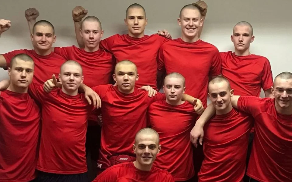Patnáctiletý hokejista Slavie bojuje s vážnou nemocí. Jeho spoluhráči se na podporu ostříhali dohola