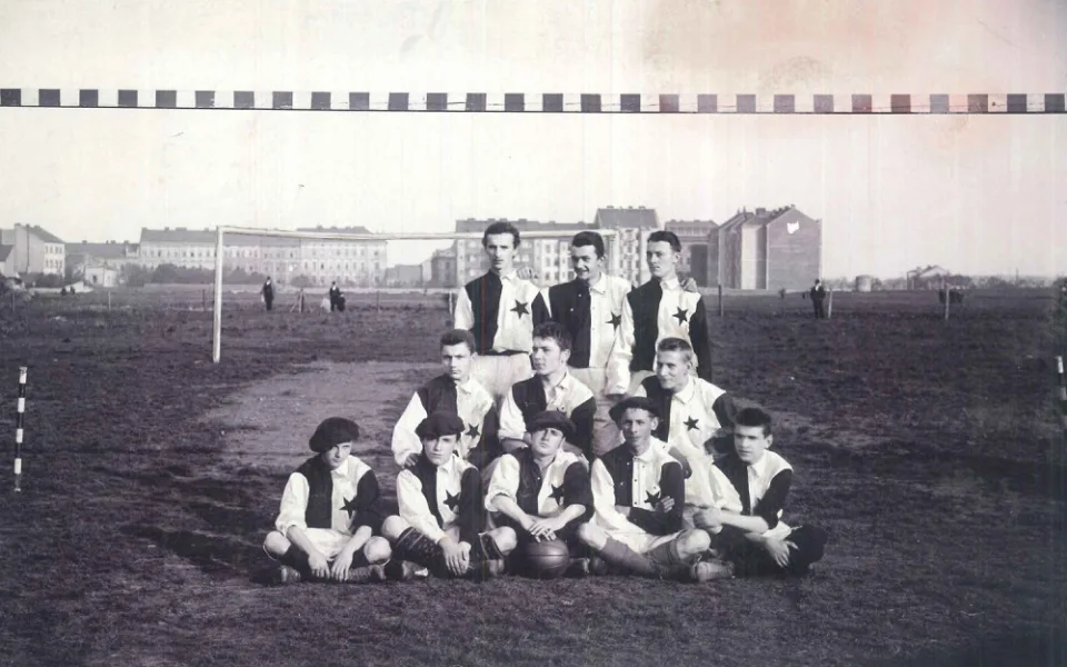Proč červená a bílá s hvězdou postavenou na hrot? Fotbalová Slavia slaví 125 let od založení
