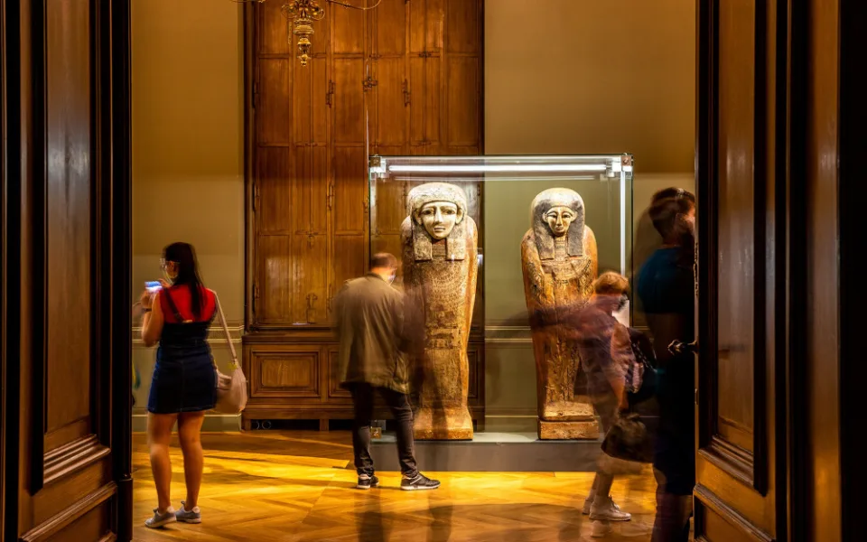 Sluneční králové budou v Praze až do června. Národní muzeum výstavu prodloužilo kvůli koronaviru