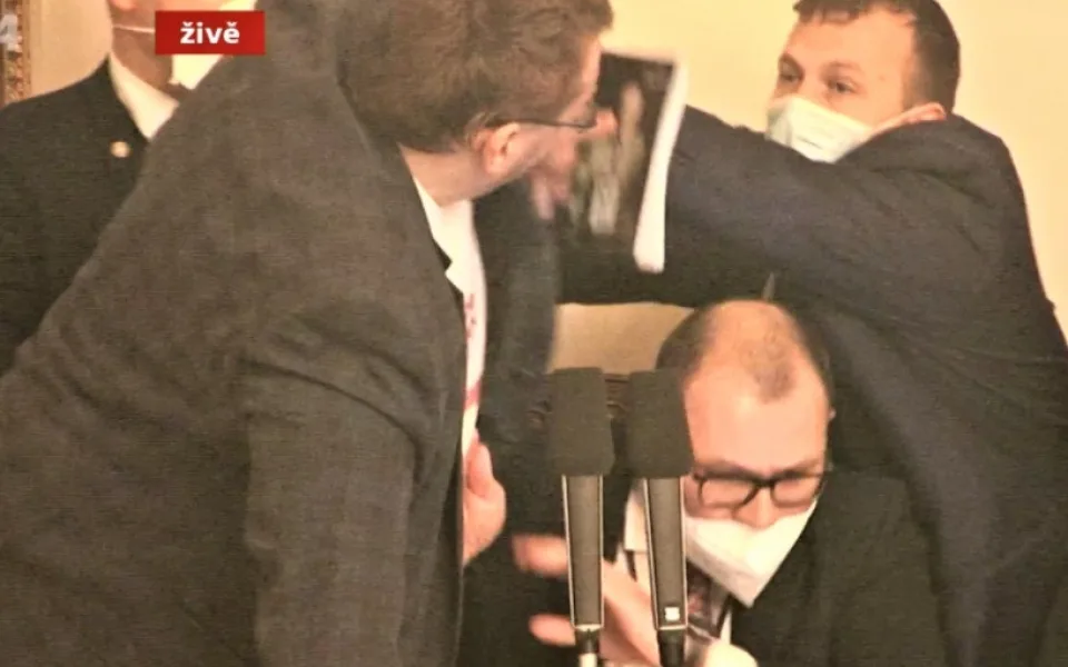 Ve Sněmovně došlo k fyzické potyčce. Poslanci se poprali u předsednického pultíku