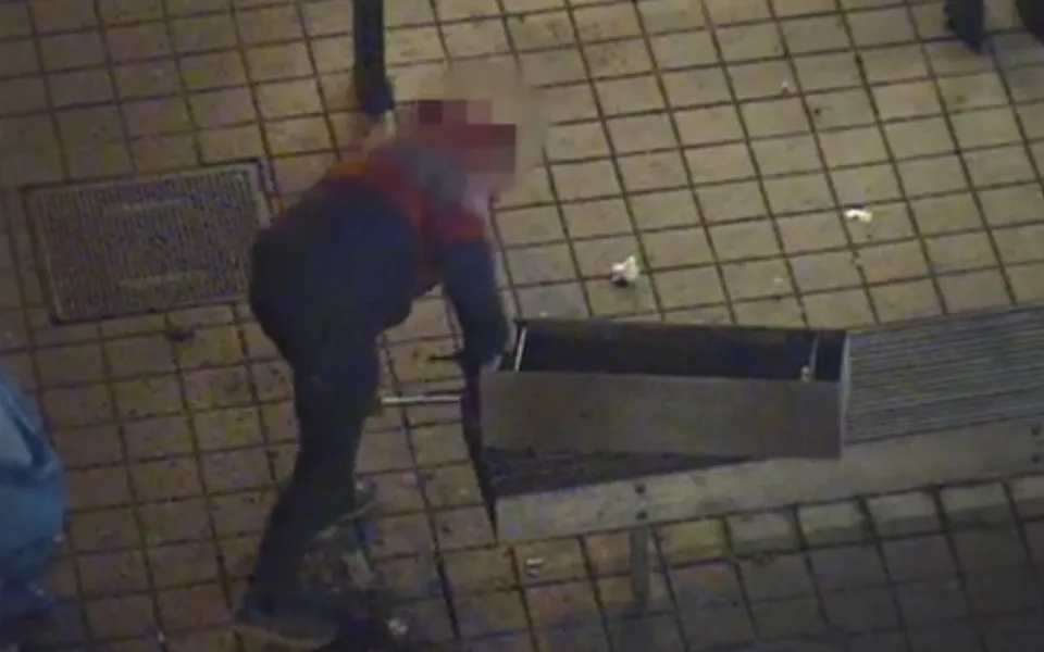 VIDEO: Muž se snažil páčidlem rozebrat popelnici. Chtěl ji ukrást a prodat