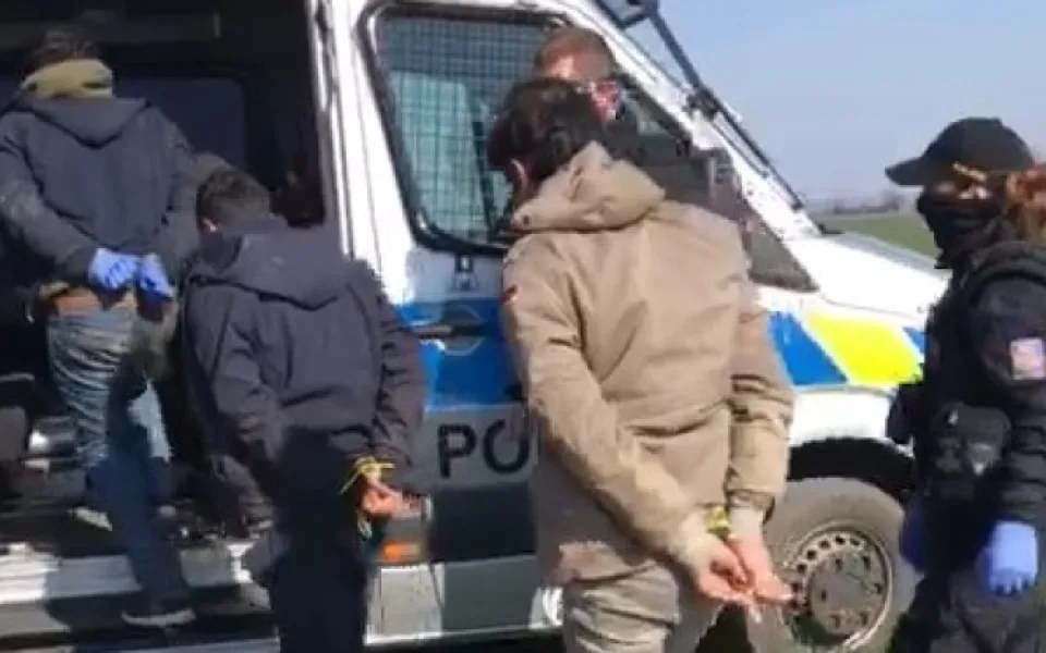 Policisté v Praze objevili devět nelegálních migrantů. Řidič kamionu je Srb