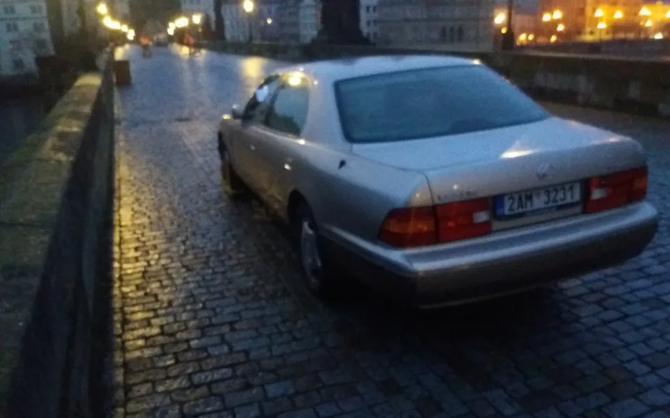 FOTO: Tři auta od rána parkují na Karlově mostě. Protestují proti vládě