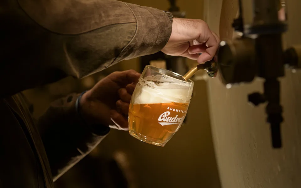Budvar uvařil loni rekordní objem piva. Na českém trhu mu pomohla novinka Budvar 33