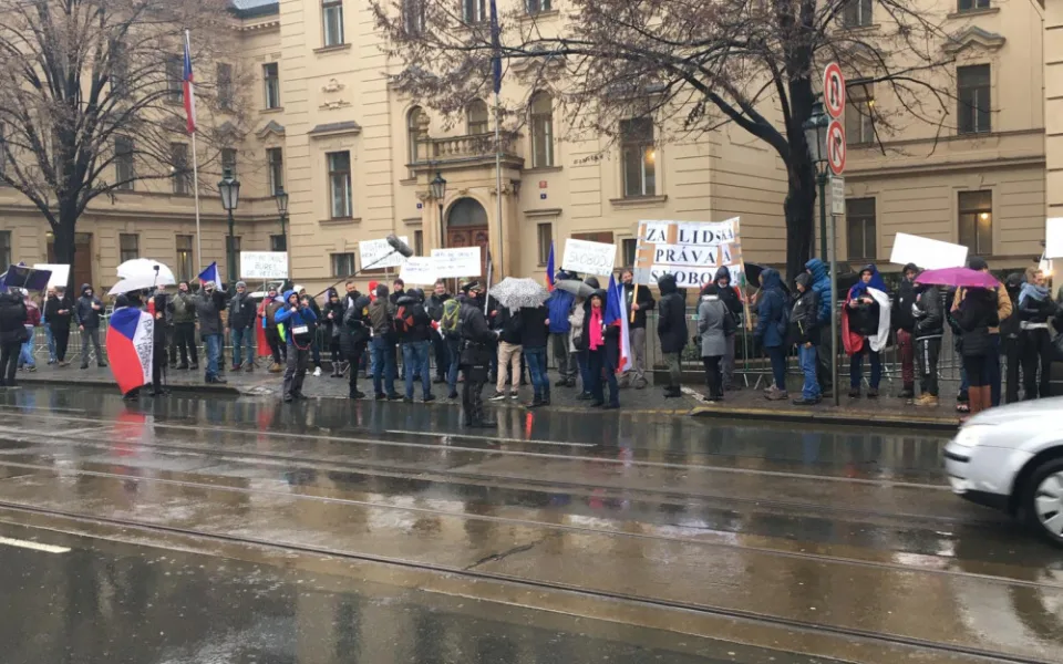 FOTO, VIDEO: Demonstranti jsou u Úřadu vlády. Na protest dohlíží policie