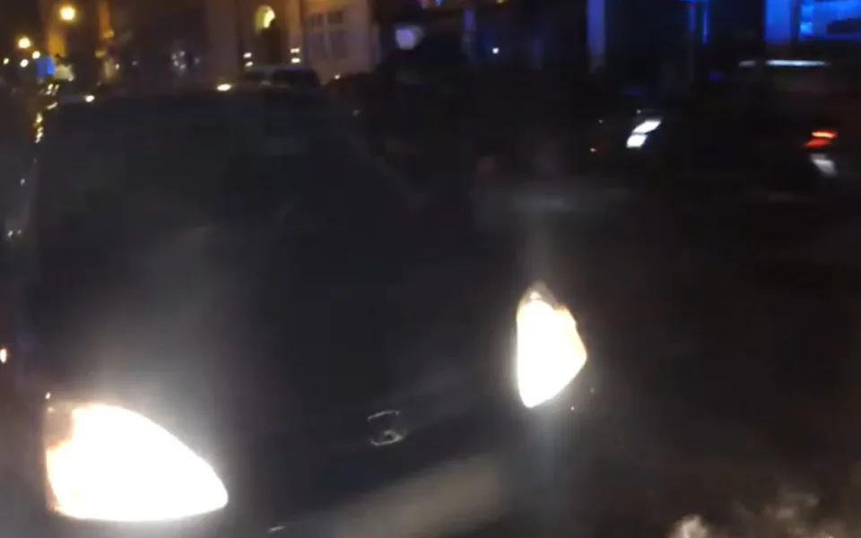 VIDEO: Řidič zastavil na přechodu v centru Prahy a urážel strážníky. Skončil v poutech
