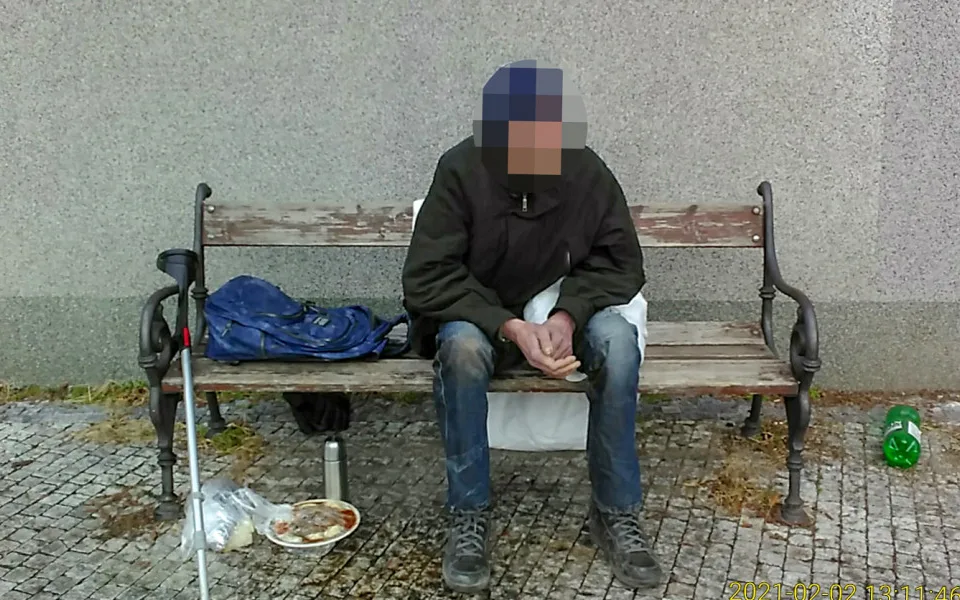 Bezdomovec seděl celý den na lavičce. Život mu zachránil muž, který k němu přivolal policii
