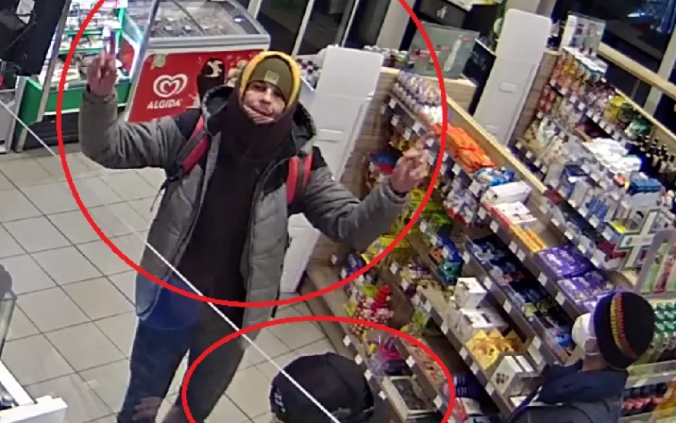 FOTO, VIDEO: Policisté pátrají po trojici mužů, kteří z odcizené kreditky vybrali peníze. Neviděli jste je?