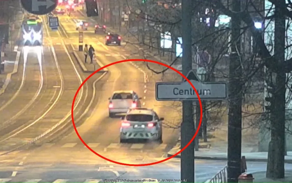 VIDEO: Opilého řidiče prozradil styl jízdy. Na výzvy policistů nereagoval