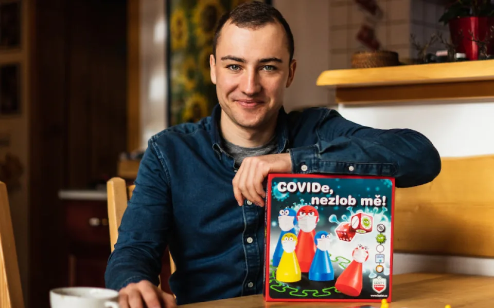 Covide, nezlob mě – mladý biatlonista trefil do černého novou deskovou hrou