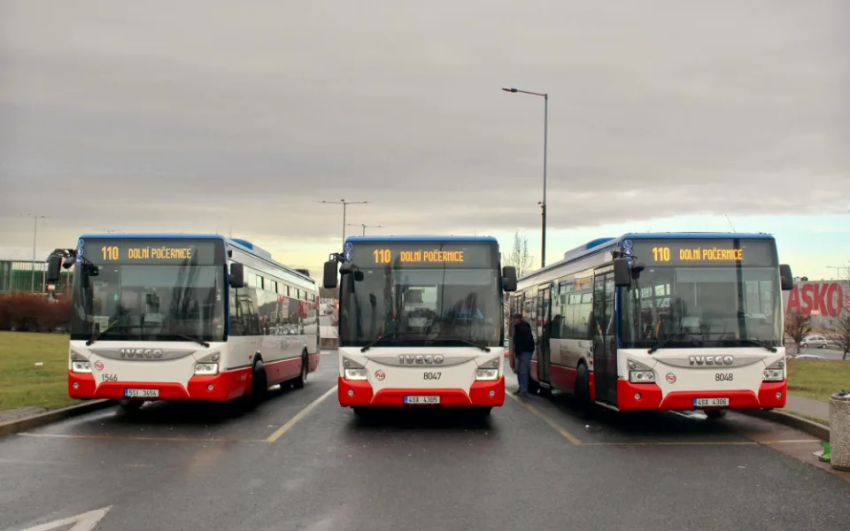 FOTO: Na severovýchodě Prahy se cestující svezou novými autobusy