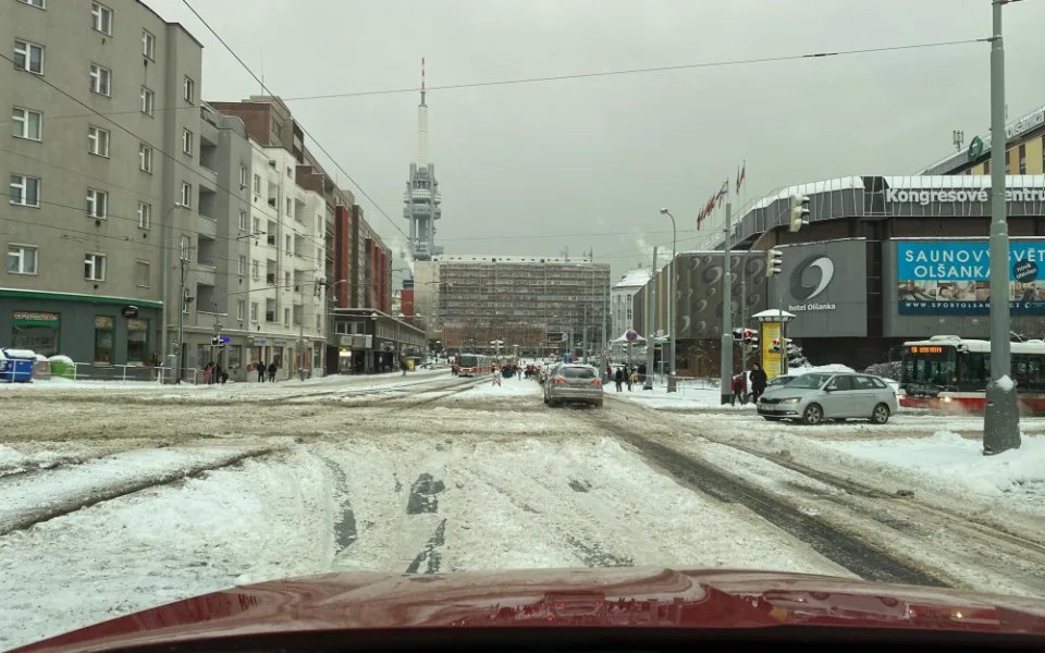 Kalamita v Praze. Sníh výrazně komplikuje dopravu, stalo se několik nehod