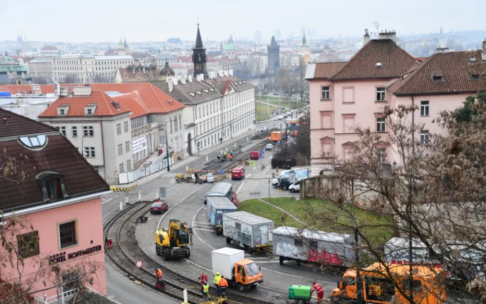 Pražský dopravní podnik letos na jaře opraví tramvajové tratě. Vybudovat chce taky novou smyčku