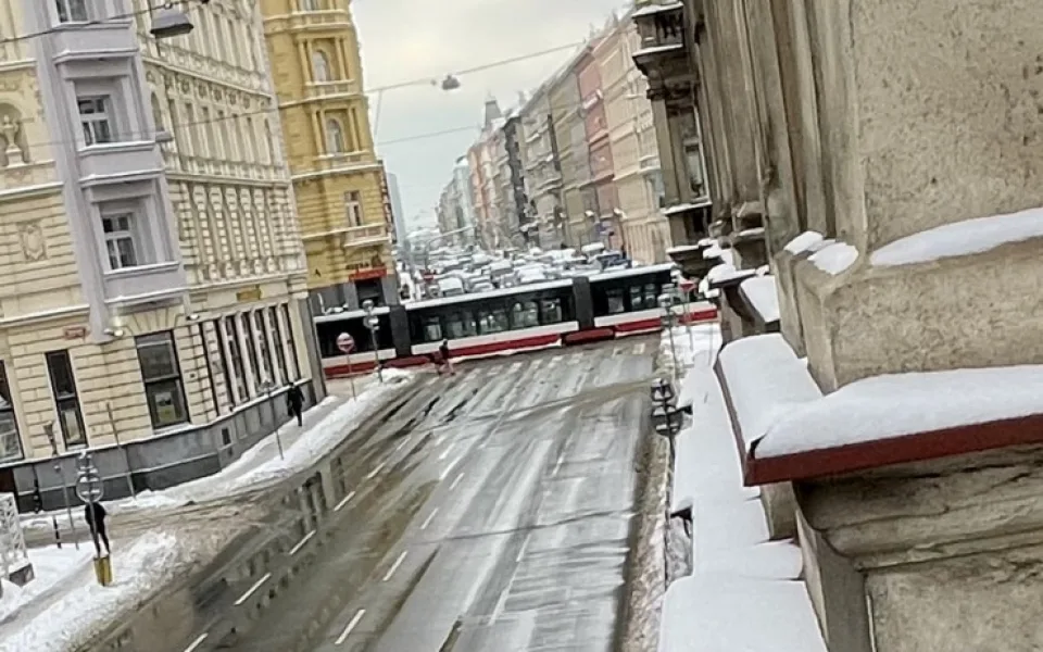 Tramvaj srazila ženu v Praze. Nehoda zablokovala provoz