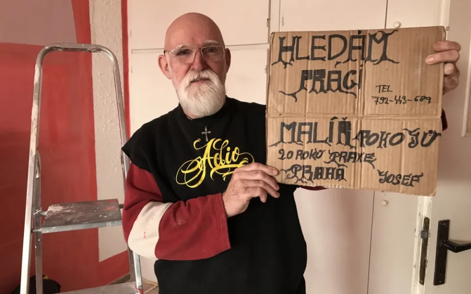 Mrtvá dcera, život bezdomovce a teď vlna solidarity. Přečtěte si příběh malíře Josefa z metra