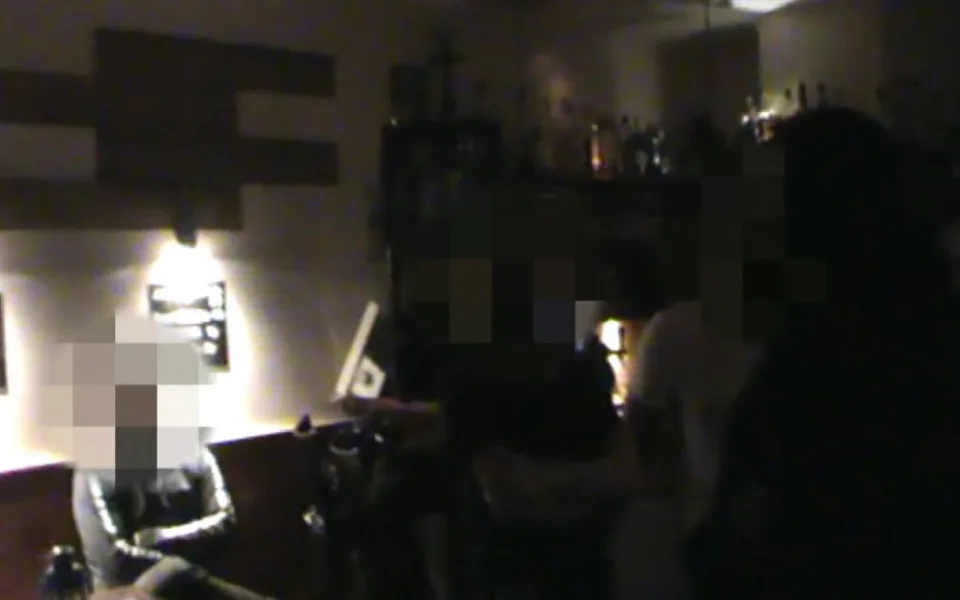 Strážníci v Praze 7 odhalili otevřený bar. Soukromé akce se zúčastnilo šest lidí