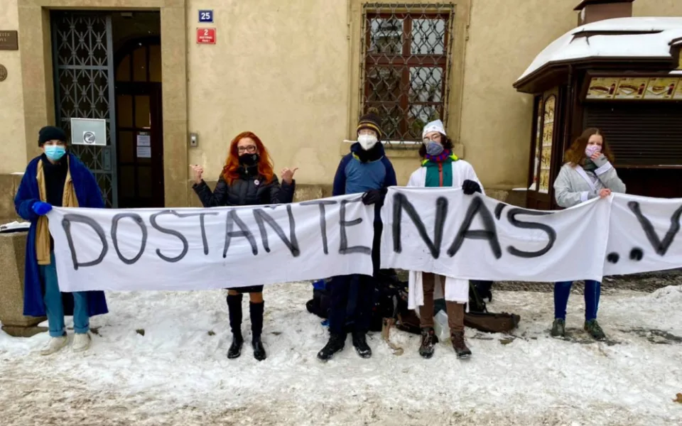 Před Sněmovnou protestují středoškoláci v županech a v pyžamech