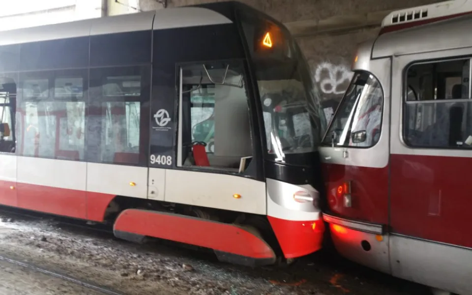 V ulici U Bulhara se srazily dvě tramvaje. Zranily se dvě osoby