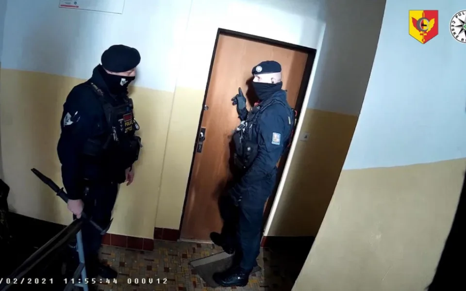 Pražští policisté zachránili život ženě, která prodělala epileptický záchvat a zůstala ležet ve svém bytě