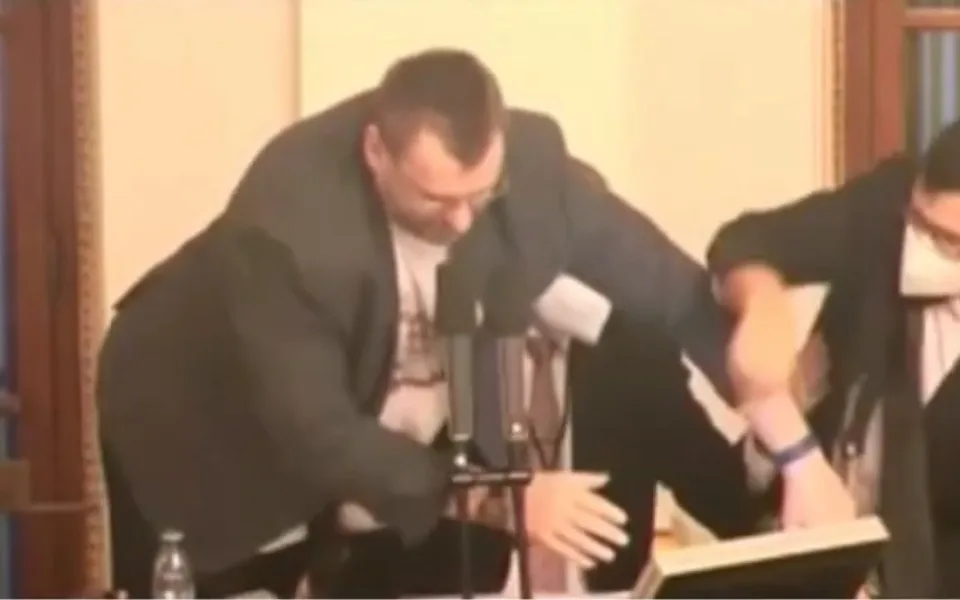 Volný má kvůli potyčce na plénu zaplatit jeden plat. Je to 90 800 korun