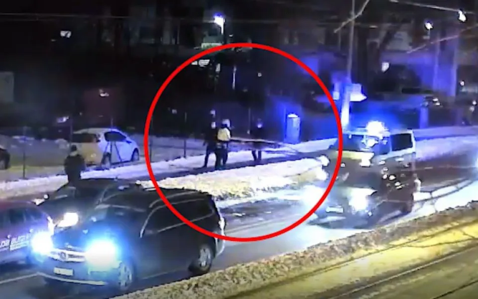 Muž pobíhal mezi auty, natáčel policistu při řešení nehody a dal mu pěstí. Hrozí mu vězení