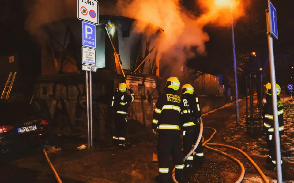 Požár zahradního altánu v Praze 10 se podařilo rychle uhasit
