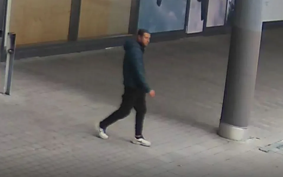 Agresor v Praze přepadává seniory, když odemykají dveře. Osmdesátileté ženě zlomil nohu