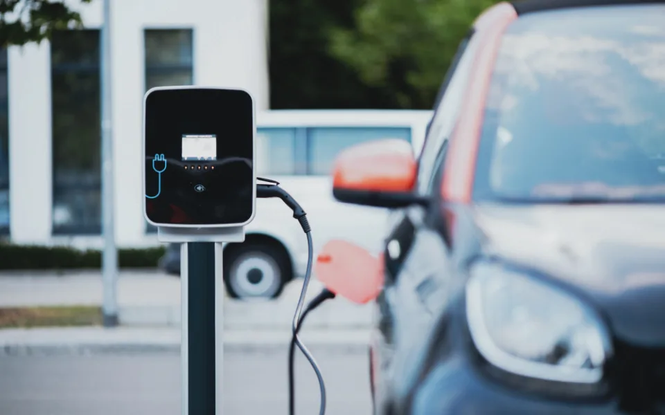 Do čtyř let by mělo být v Praze 750 dobíjecích stanic pro elektromobily