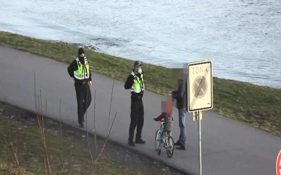Ztracenému malému cyklistovi pomohl kolemjdoucí, který zavolal strážníky