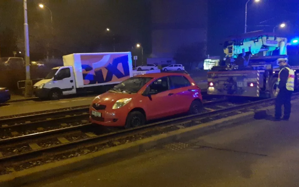 Řidič se s autem zaklínil v kolejišti. Nadýchal dvě promile a tvrdil, že měl jedno pivo