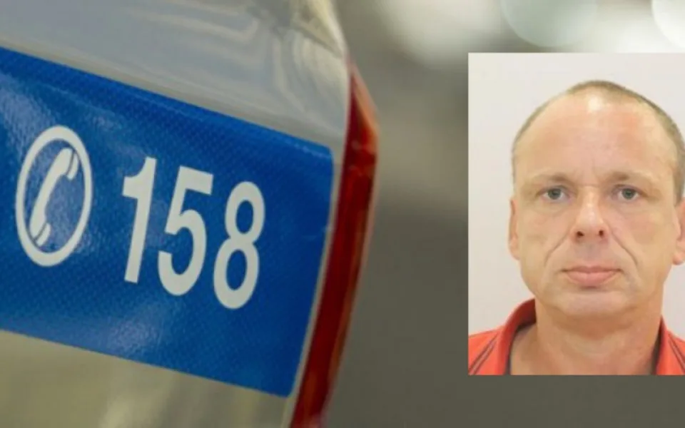 Muž se zbraní vyloupil poštu v Praze. Teď po něm pátrá policie