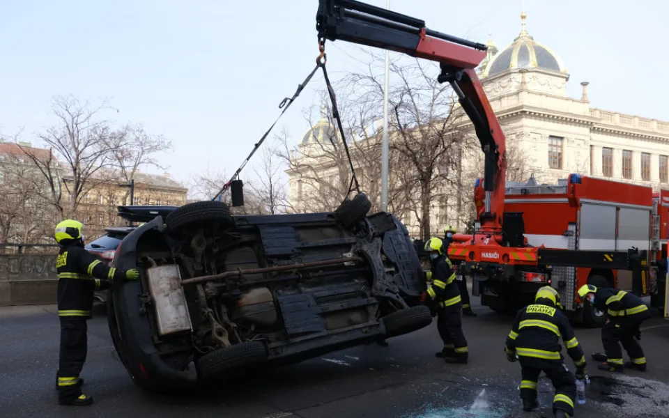 Auto na boku v ulici Legerova blokovalo dva jízdní pruhy. Hasiči jej vrátili zpět na kola pomocí hydraulické ruky
