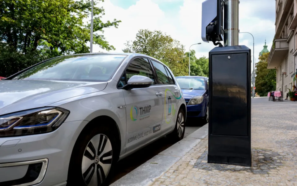 V Praze budou lampy s nabíječkami elektromobilů. Budou stát 880 milionů korun